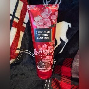 Bath & Body Works Japanese Cherry Blossom Body Wash - Red